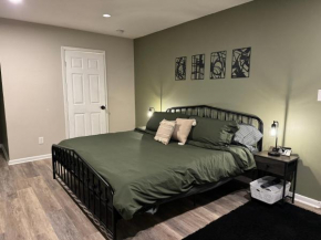 King Suite - Private Entrance - Hot Tub - Game Room